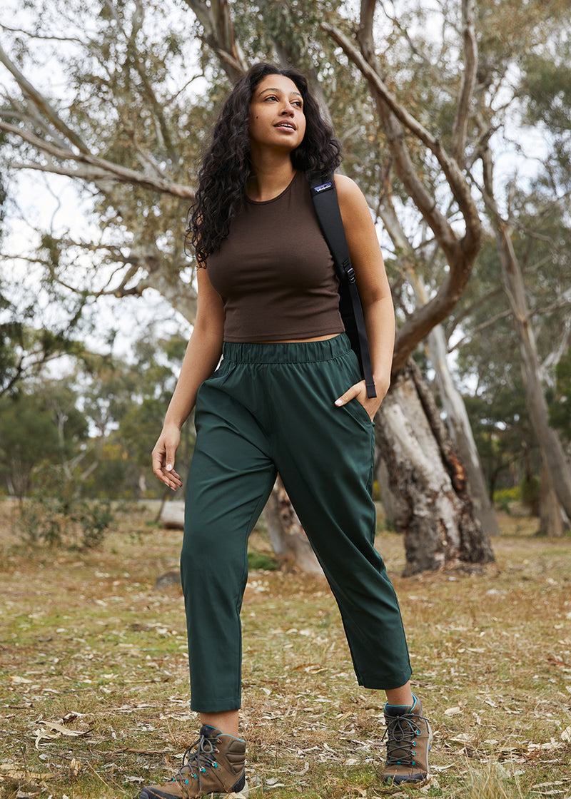 Green jogger deals pants outfit